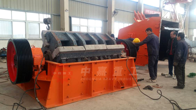 鄭州賈峪鎮(zhèn)興華石料廠1520型反擊破碎機裝配結(jié)束準(zhǔn)備發(fā)貨 鄭州中嘉重工