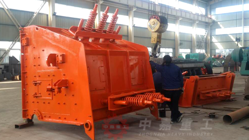 鄭州賈峪鎮(zhèn)興華石料廠1520型反擊破碎機裝配結(jié)束準(zhǔn)備發(fā)貨 鄭州中嘉重工