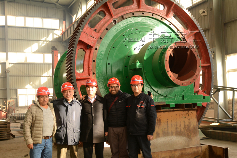 國外客戶到中嘉重工廠區驗收2.4×3米球磨機 對中嘉重工實力肯定