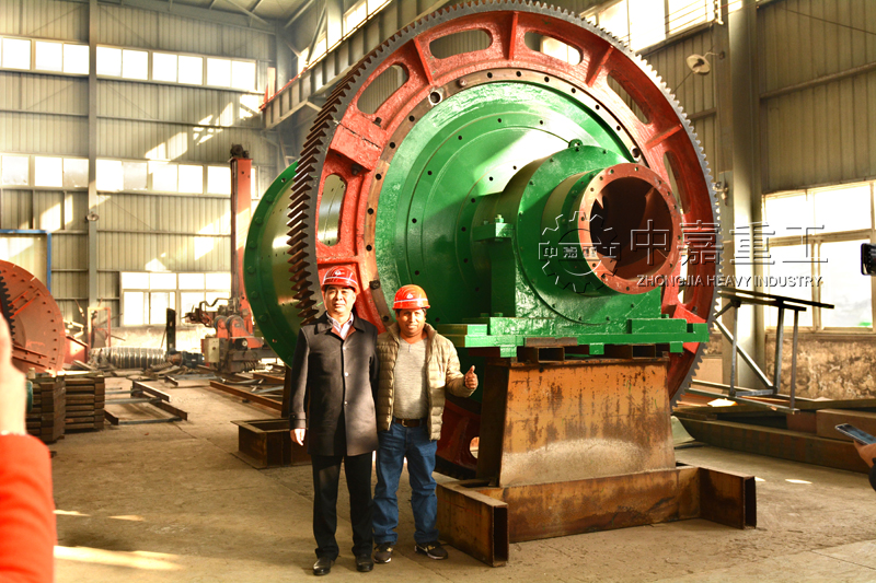 國外客戶到中嘉重工廠區驗收2.4×3米球磨機 對中嘉重工實力肯定
