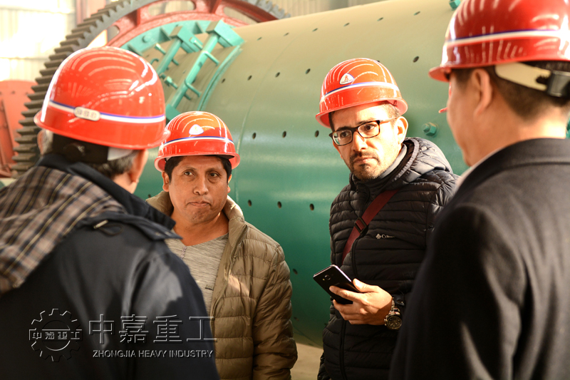 國外客戶到中嘉重工廠區驗收2.4×3米球磨機 對中嘉重工實力肯定
